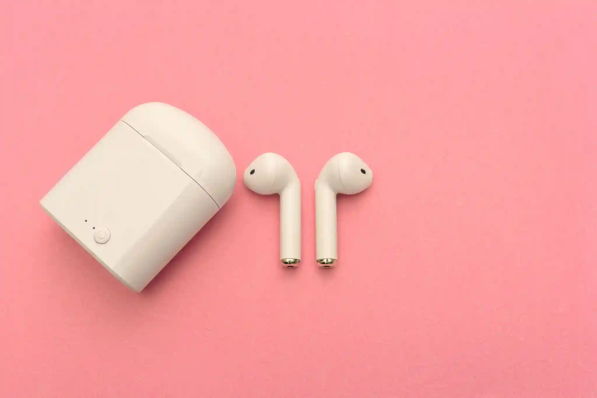 Why Are Wireless Earbuds Better Than Wired Earphones for Daily Use?